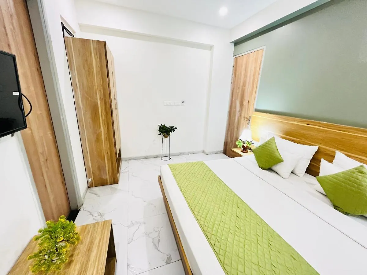Hotel Infinity Stays Sector 45 Gurgaon - Couple Friendly 3*,