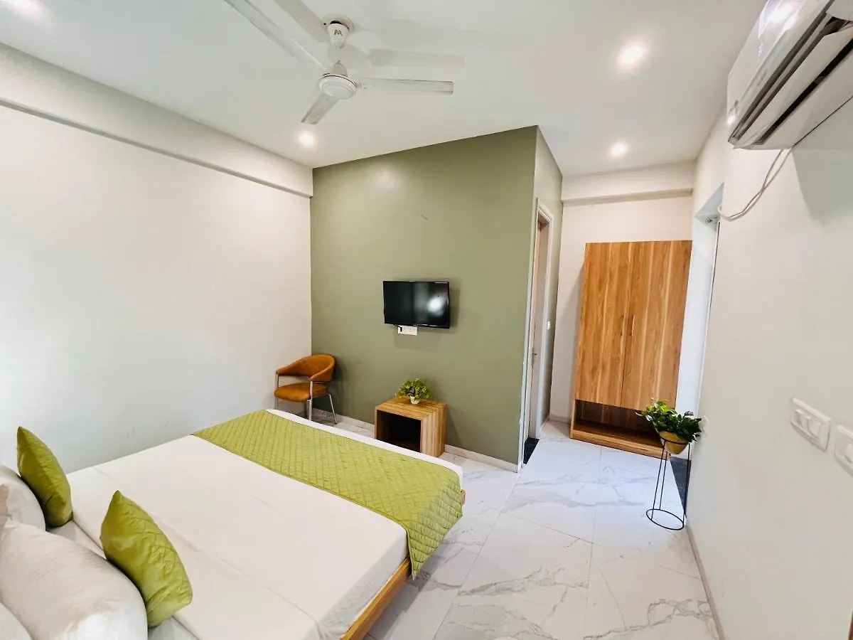 Hotel Infinity Stays Sector 45 Gurgaon - Couple Friendly 3*,