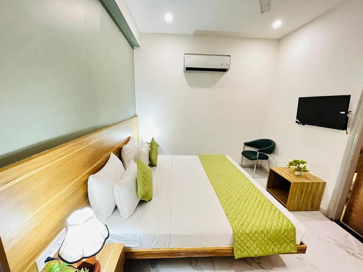 Hotel Infinity Stays Sector 45 Gurgaon - Couple Friendly 3*,  Indien